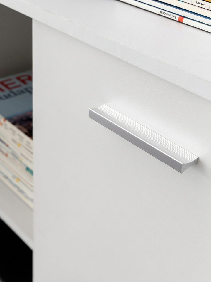 Gesamtansicht des puristischen weißen Sideboards, das ein konsequent minimalistisches Design mit praktischem und geräumigem Stauraum für den Alltag verbindet_