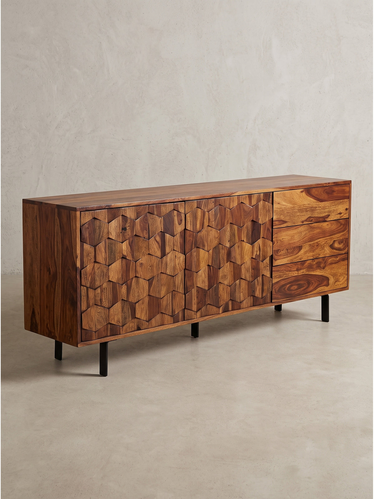 Frontalansicht des braunen Sheesham Massivholz Sideboards mit drei Schubladen und schwarzen Metallfüßen vor einem rein weißen Hintergrund.