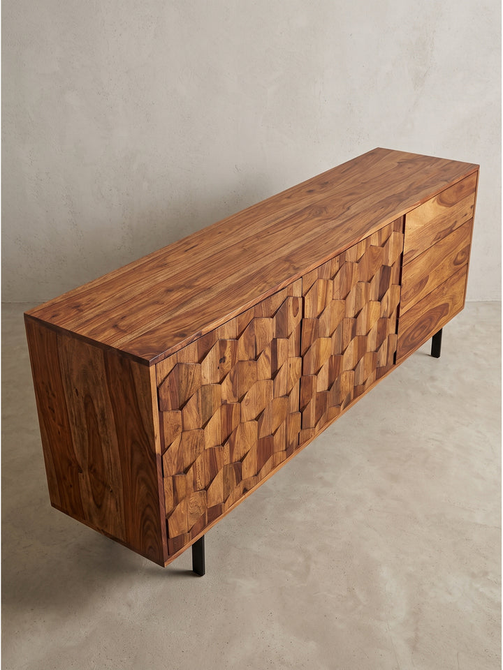 Angewinkelte Darstellung der Holzkommode, die das minimalistische Metallgestell und die plastische Struktur der Türen deutlich hervorhebt._