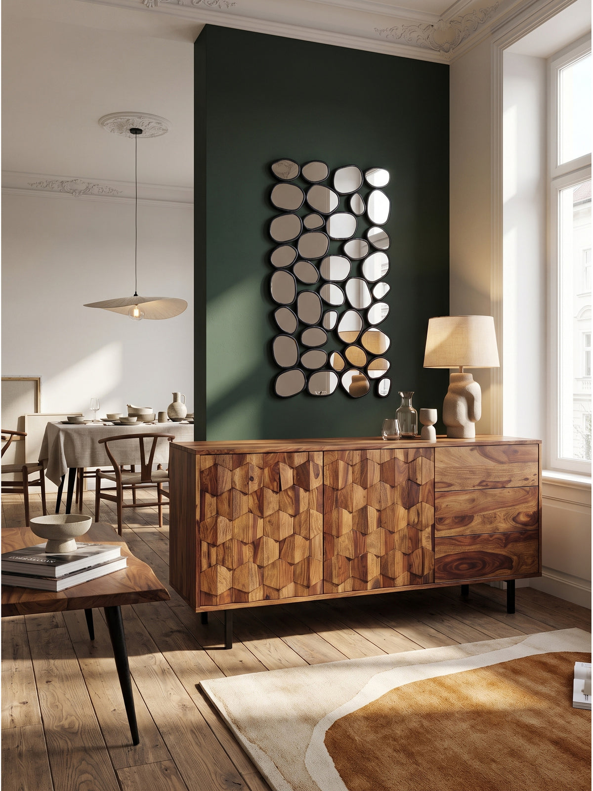 Das Industrial Style Sideboard aus massivem Holz harmoniert perfekt mit einem großen runden Spiegel und dunklen Akzenten im modernen Esszimmer.