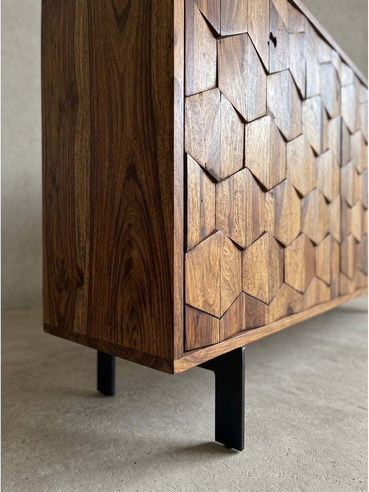 Gesamteindruck des 175 cm langen Massivholz-Sideboards, das durch sein markantes 3D-Design und wunderbar warme Farbtöne besticht._
