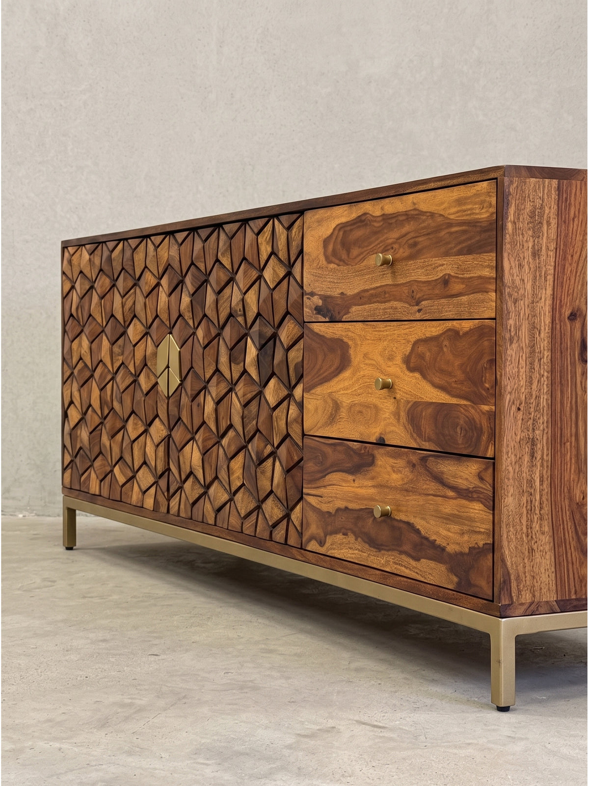Seitenansicht der Wohnzimmer-Kommode aus Holz offenbart das minimalistische goldfarbene Metallgestell und die klare Silhouette