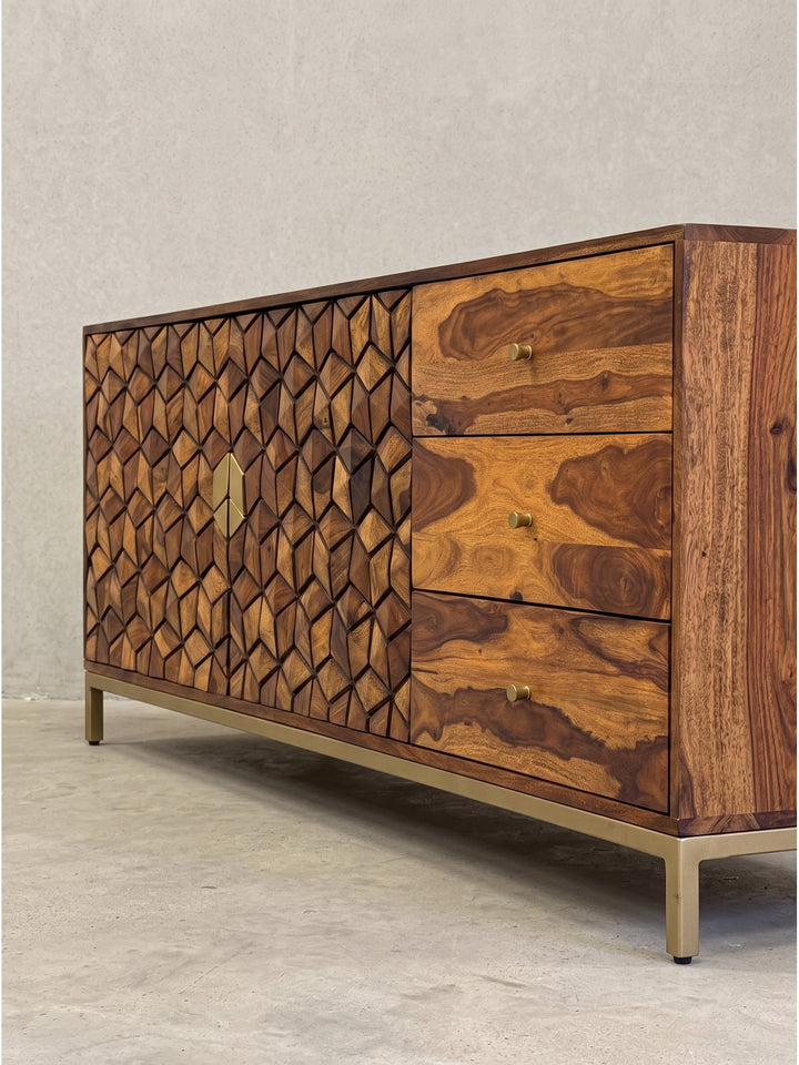 Seitenansicht der Wohnzimmer-Kommode aus Holz offenbart das minimalistische goldfarbene Metallgestell und die klare Silhouette_