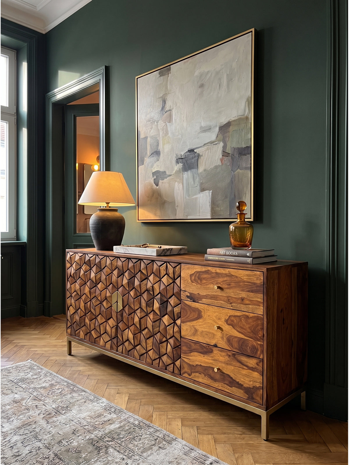 Stilvolle Dekoration auf dem Massivholz-Sideboard mit einer schweren Steinlampe und bernsteinfarbenen Glaskaraffen_