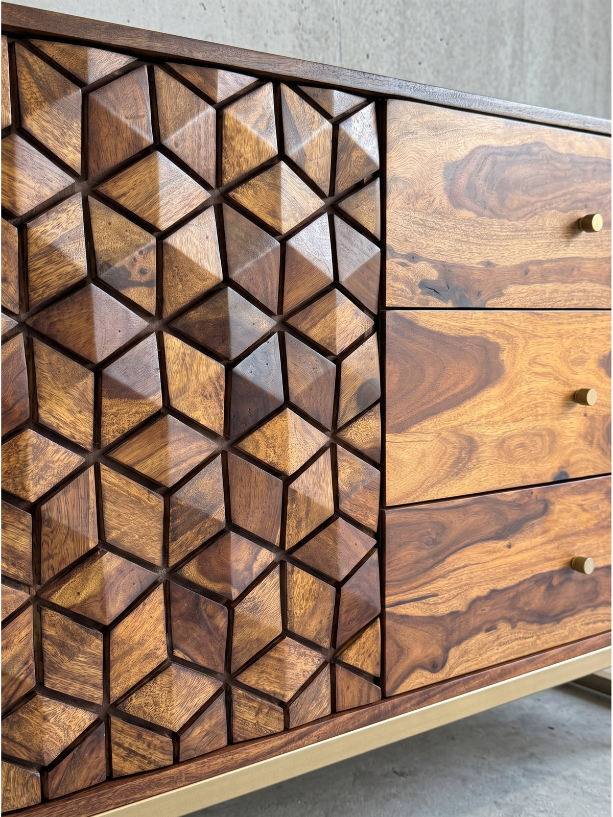 Gesamteindruck des 180 cm breiten Möbelstücks aus Massivholz, das funktionalen Stauraum mit außergewöhnlichem Design verbindet