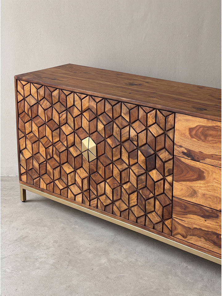 Leicht seitliche Perspektive der 180x40x70 cm großen Anrichte zeigt die architektonische Tiefe des geometrischen Frontdesigns_