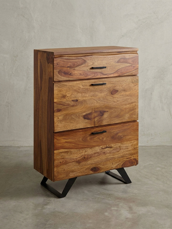 Die moderne Flurkommode aus Sheesham-Holz auf weißem Hintergrund, Frontansicht zeigt die drei Schubladen mit Baumkante und die schwarzen Metallgriffe._