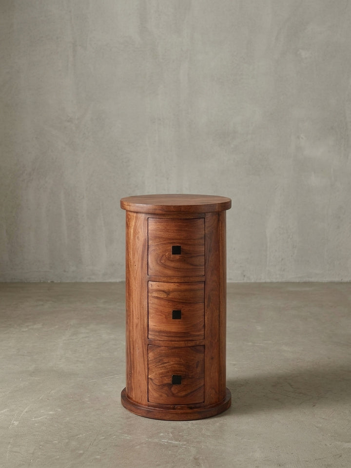 Seitenansicht des schmalen Holzschranks. Die kompakte Tiefe von 35 cm und die durchgehende zylindrische Silhouette des massiven Möbelstücks werden hier deutlich._