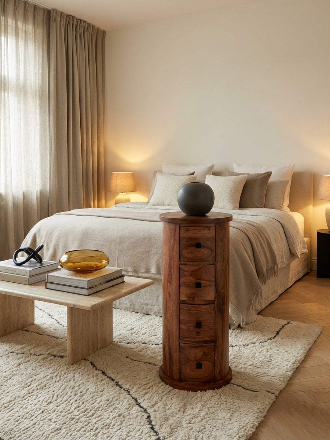 Schmales Sideboard aus massivem Sheesham-Holz als Beistelltisch neben einem Sessel in einem eleganten, hellen Wohnzimmer mit hochwertigem Teppich._