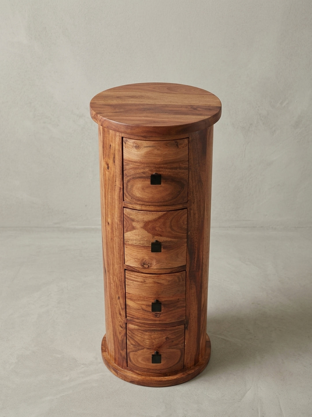 Alternative Perspektive auf den runden Holzschrank, die das Zusammenspiel von der runden Tischplatte und dem zylindrischen Korpus betont._