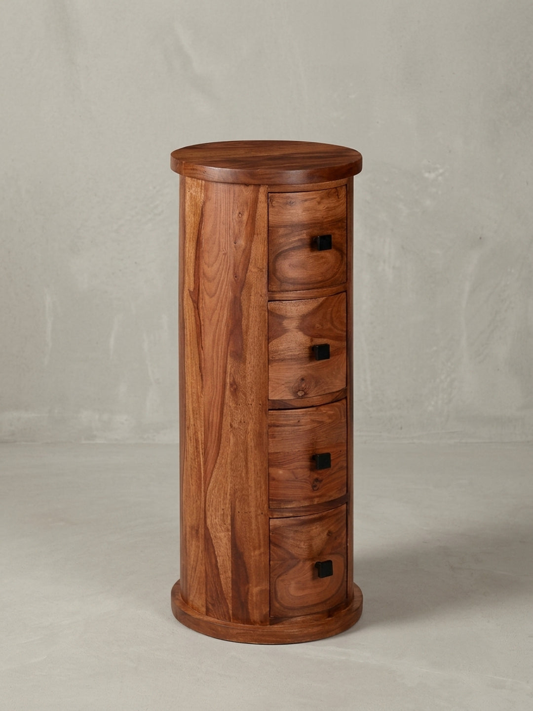 Seitenansicht des schmalen Schranks, die durchgehende zylindrische Silhouette und die Höhe von 85 cm aus Massivholz hervorhebend._