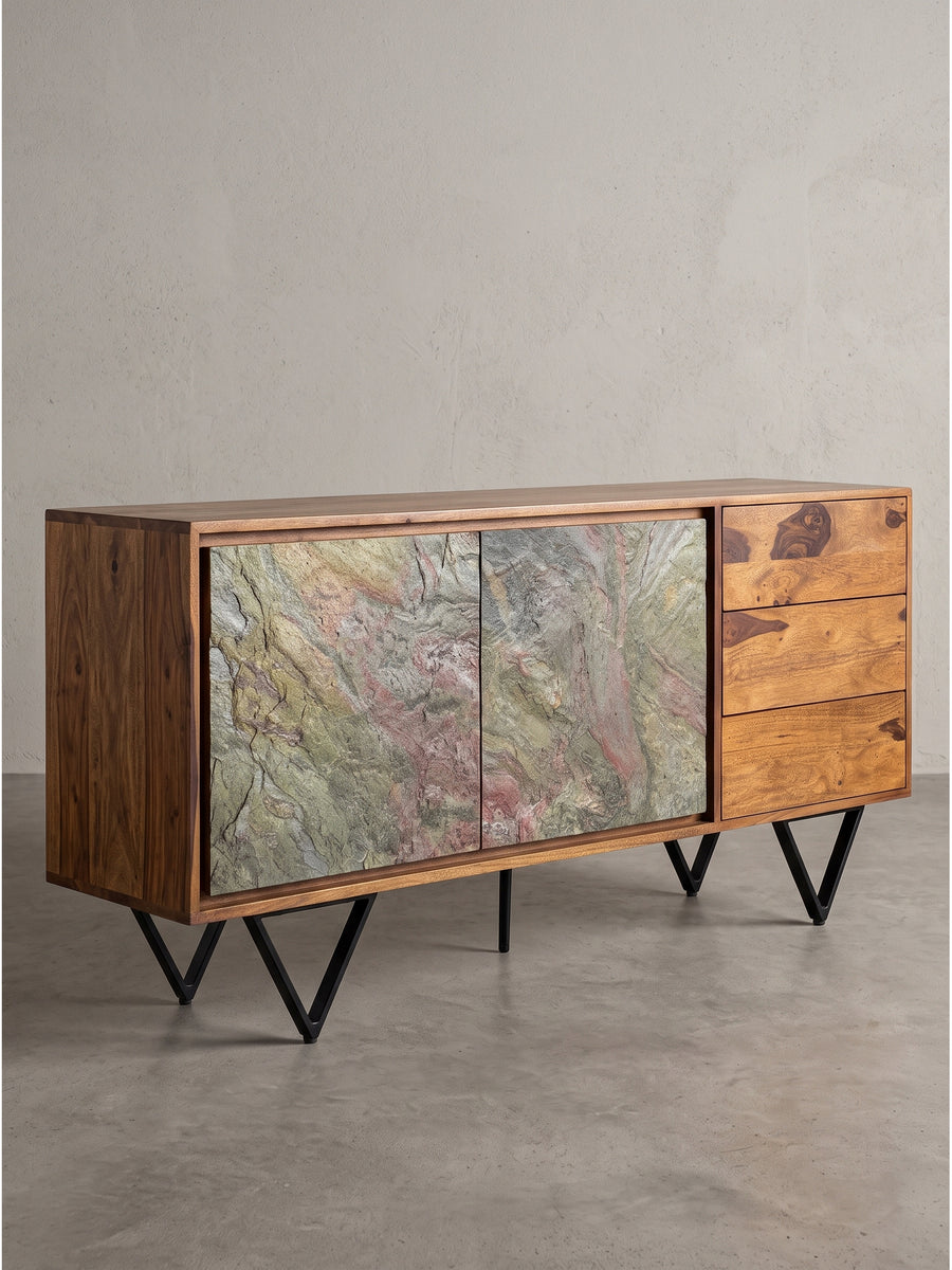 Design Sideboard aus Sheeshamholz 150x40x55 cm mit zwei geschlossenen Türen in Steinoptik und drei Holzschubladen auf schwarzen V-Metallfüßen frontal gesehen_