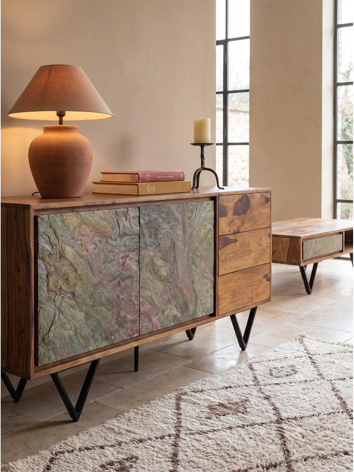 Rustikales Sideboard mit Terrakotta Tischleuchte dekoriert und massiven Eisenbeinen im gemütlichen Wohnbereich mit warmem Licht_