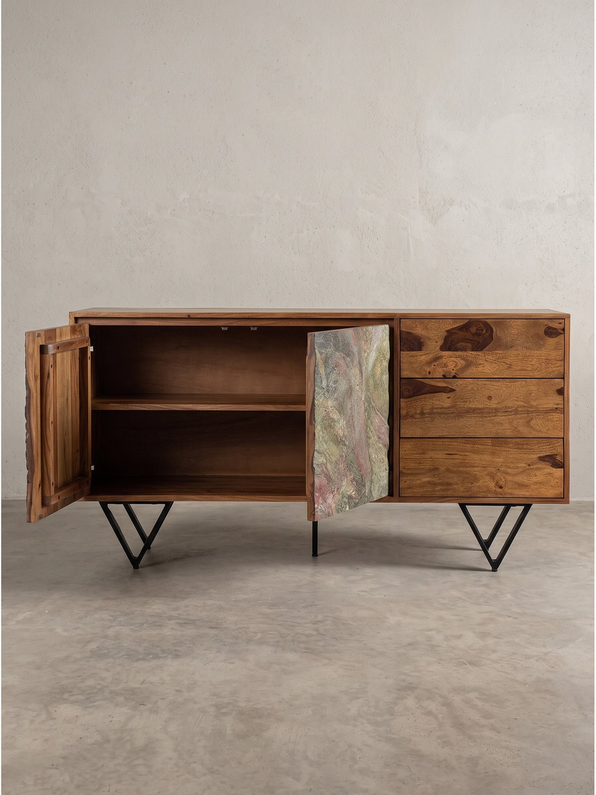 Schmales Profil des Sheesham Sideboards auf filigranen schwarzen Metallbeinen mit sichtbarer Holzmaserung an der Seite