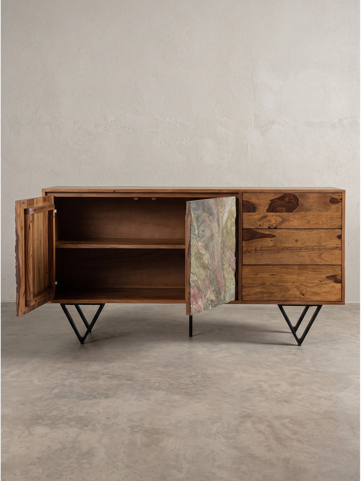 Schmales Profil des Sheesham Sideboards auf filigranen schwarzen Metallbeinen mit sichtbarer Holzmaserung an der Seite_