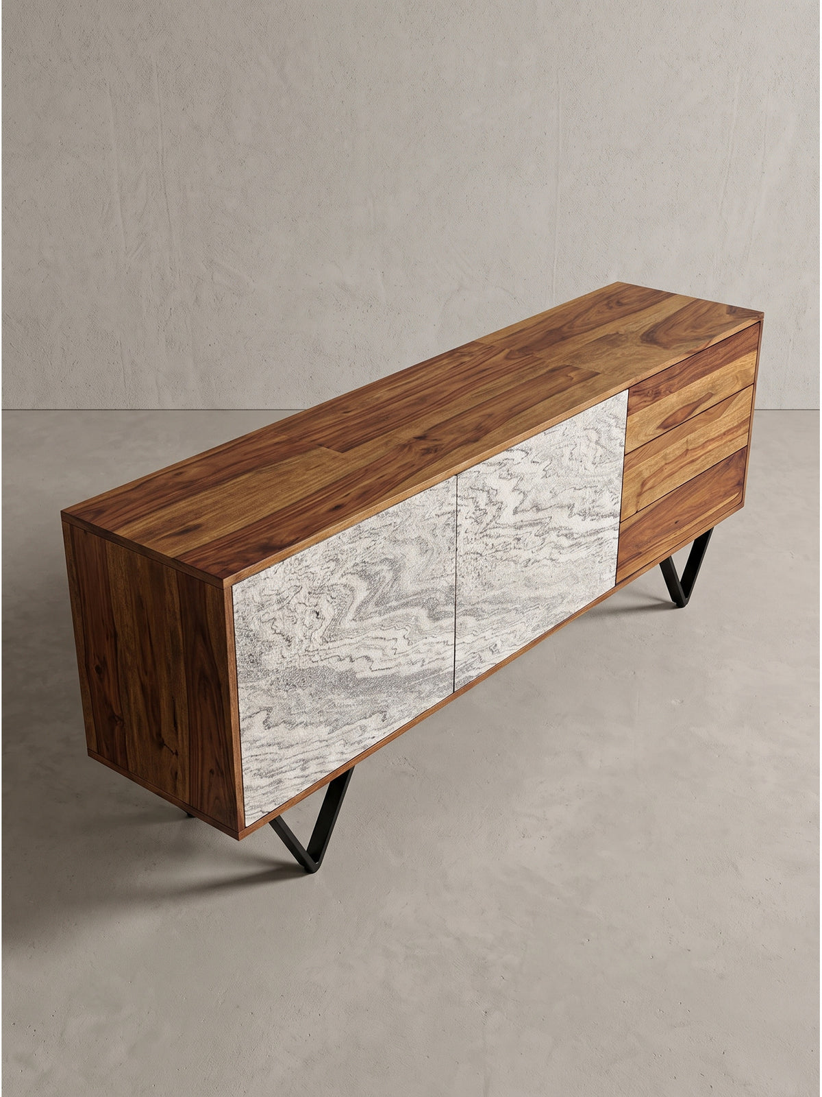Modernes Sideboard im 3/4 Winkel zeigt die asymmetrische Aufteilung von Holz und weißer Steinoptik_