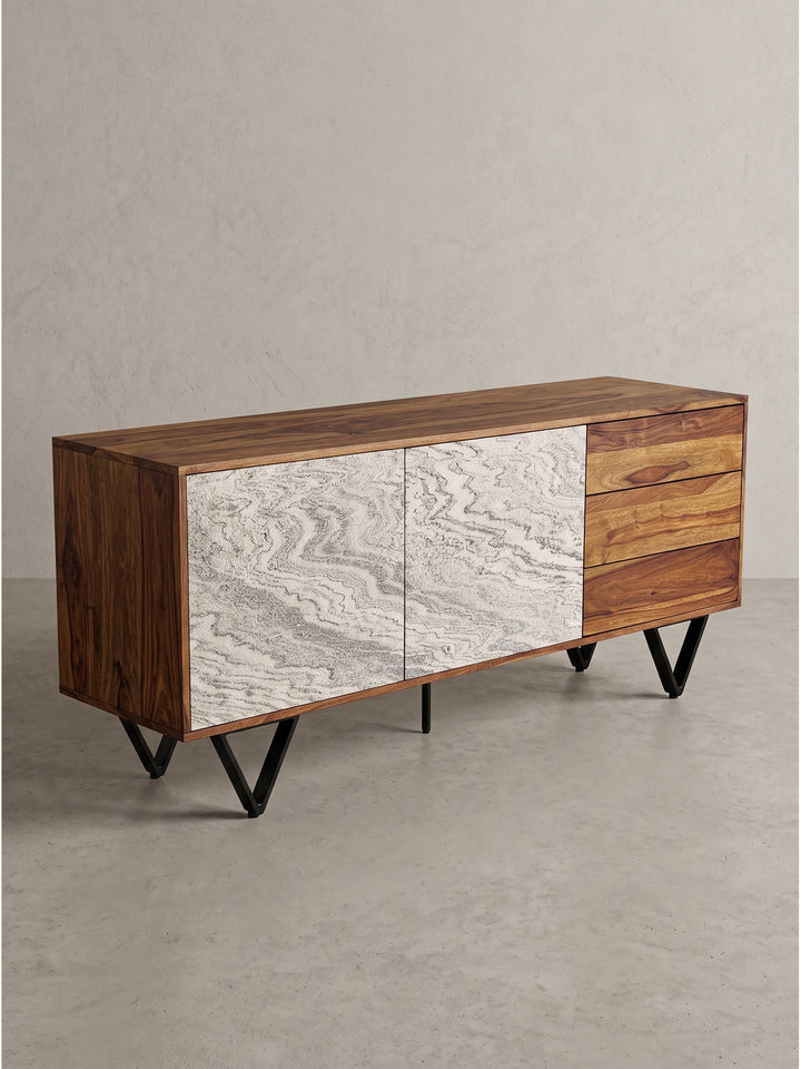 Detail der V-förmigen Beine aus pulverbeschichtetem Eisen am dunklen Sideboard aus Sheesham-Holz_