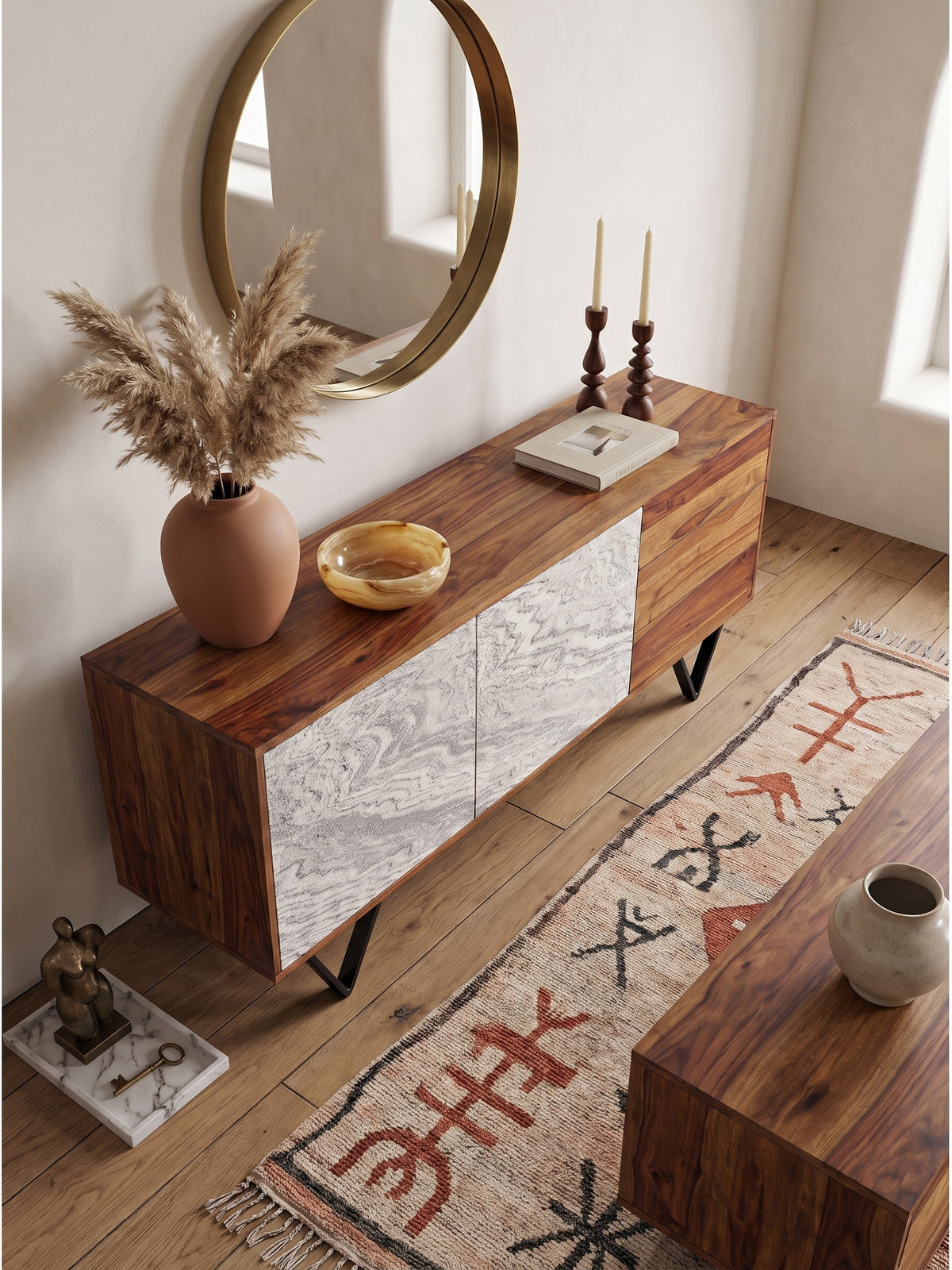 Draufsicht auf das Sideboard 175x71x40 cm mit Holzmaserung neben geflochtenen Sesseln im modernen Landhausstil