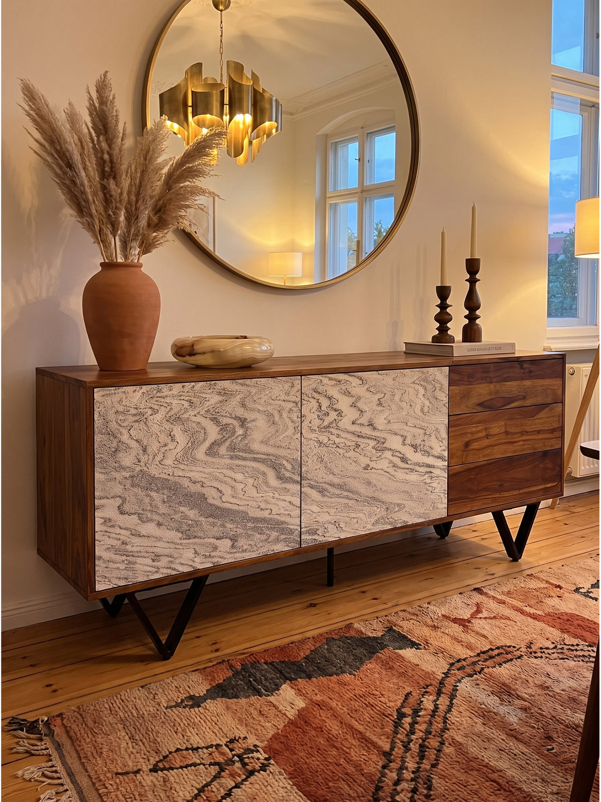 Holz-Sideboard mit Steinoptik-Front dekoriert mit Pampasgras in Keramikvase und Büchern auf warmem Eichenparkett
