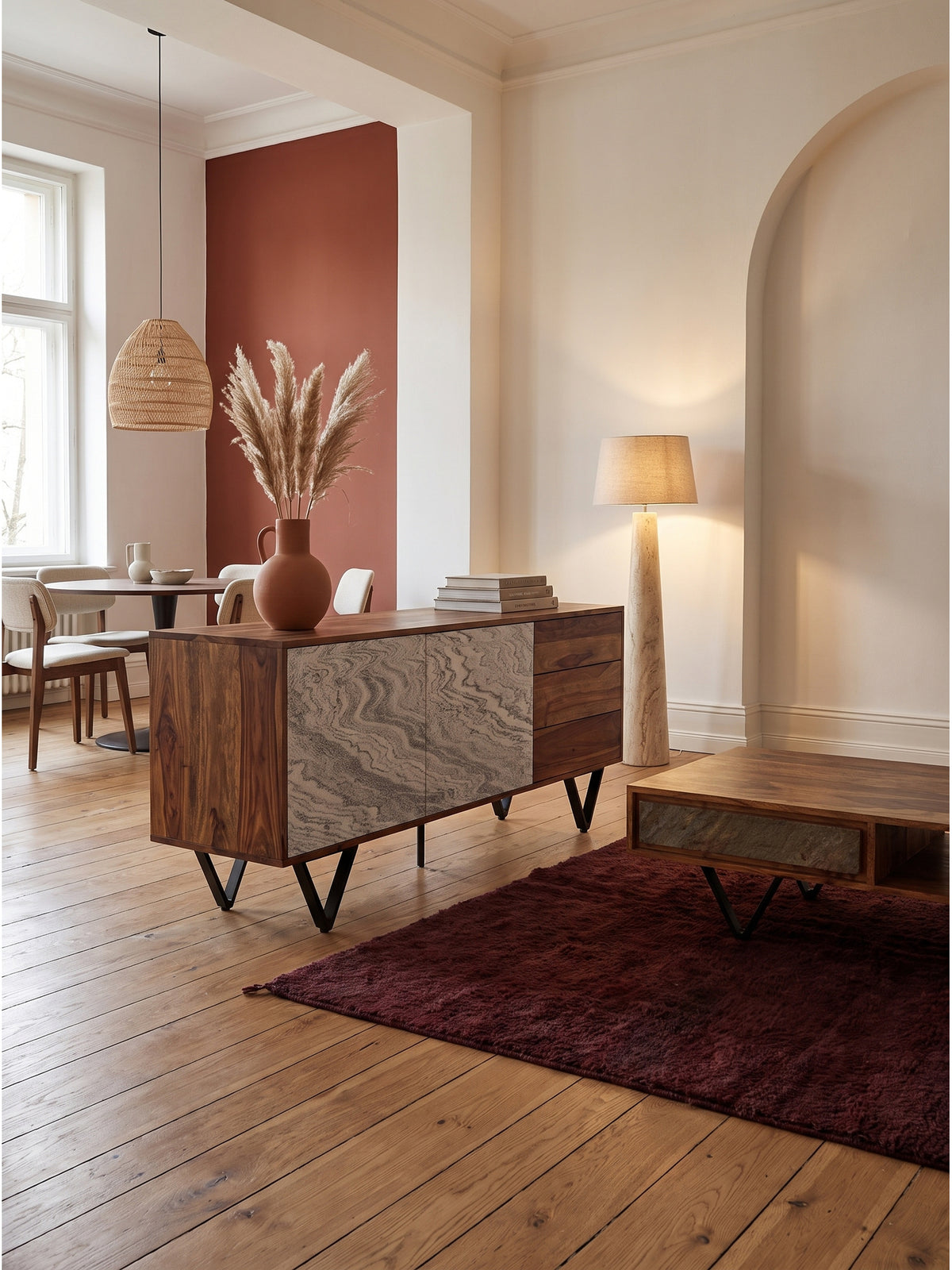 Kombination aus dunklem Massivholz-Sideboard und rundem Wandspiegel im gemütlichen Flur vor cremefarbener Wand