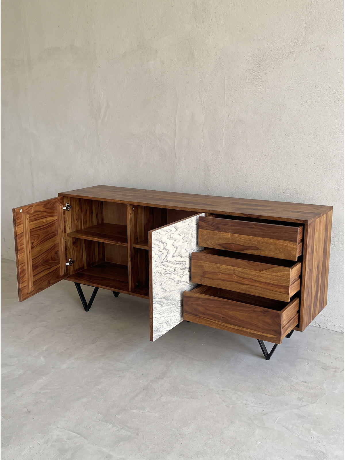 Ansicht der drei geöffneten Schubladen des Sideboards mit Sperrholzboden und Massivholz-Front_