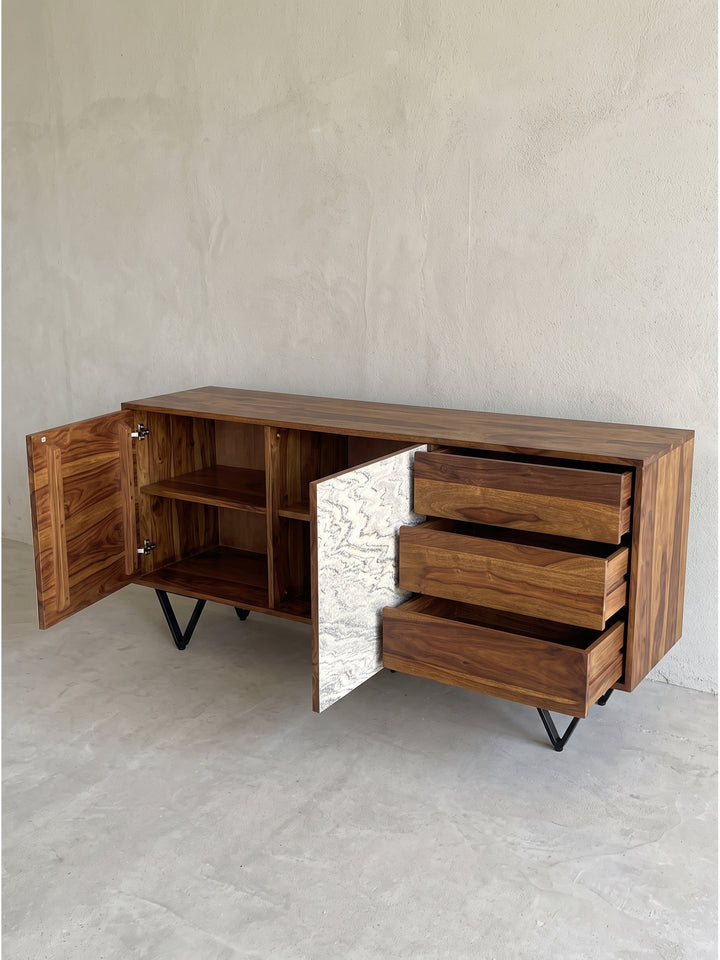 Ansicht der drei geöffneten Schubladen des Sideboards mit Sperrholzboden und Massivholz-Front_