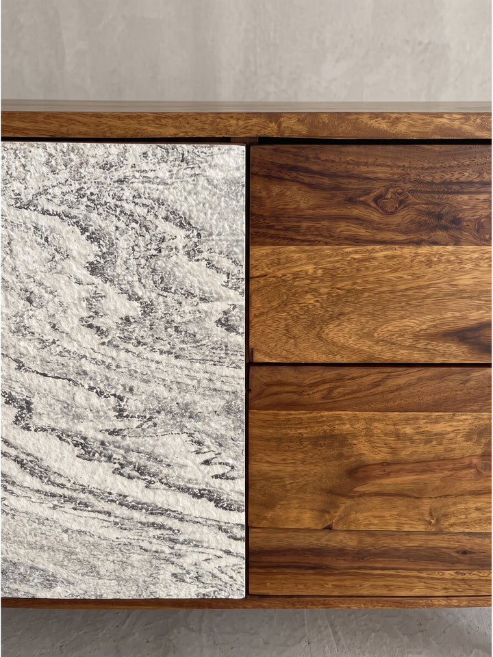 Massives Möbelstück Sideboard in braun und weiß als freigestelltes Produktbild für den Wohnbereich_