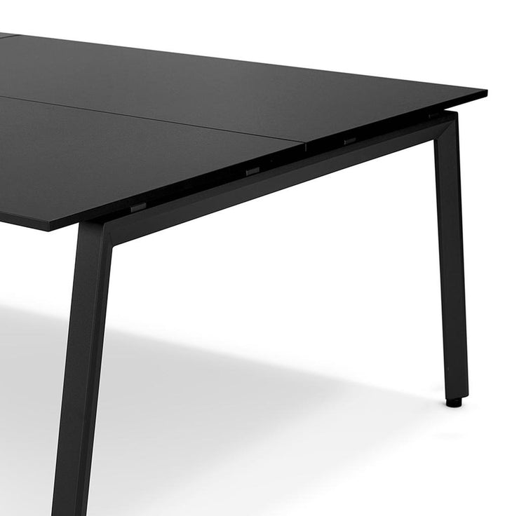 Bürotisch quadratisch - Schwarze Holzoptik - 160 cm Seitenlänge - fördert gleichberechtigte Kommunikation im Team - Kadima Design_