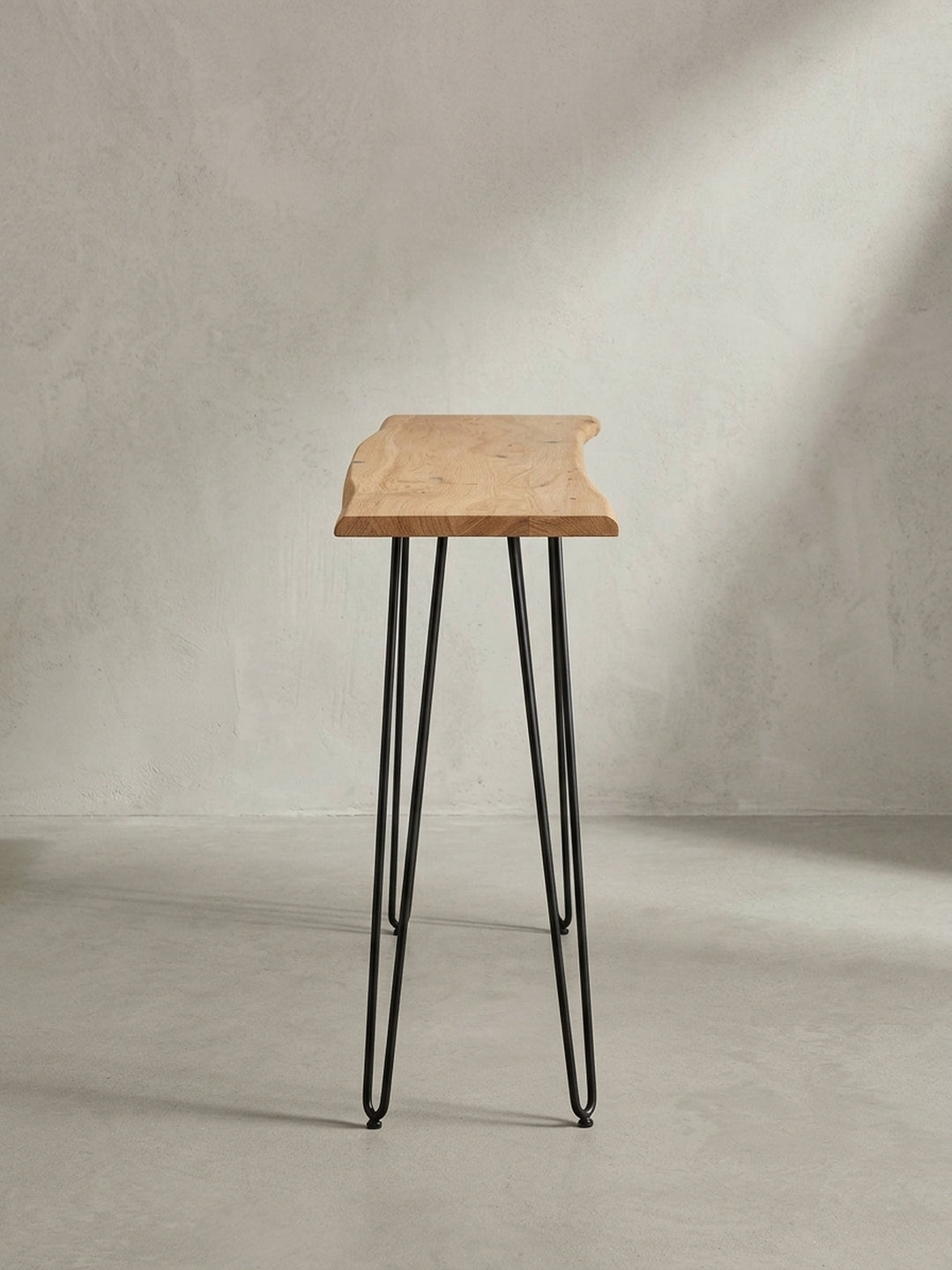 Moderner Konsolentisch im Industrial-Stil aus Akazie Massivholz mit filigranen Haarnadelbeinen als eleganter Ablagetisch für den Eingang._