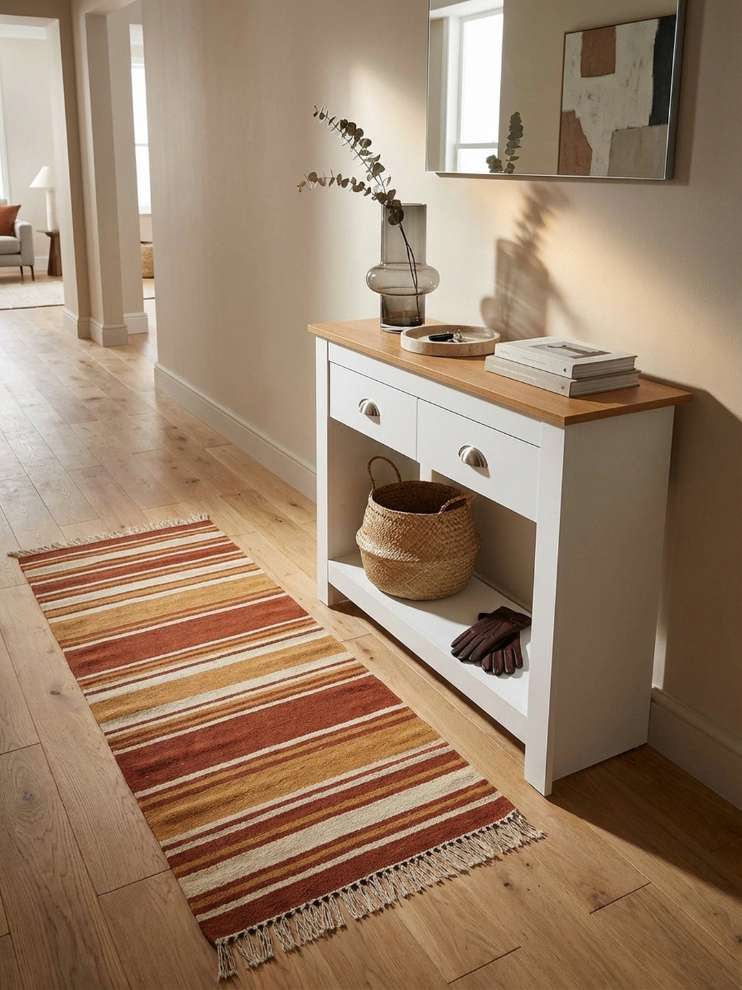 Eleganter Konsolentisch in Weiß und Eiche in einem hellen Flur, dekoriert mit Vase und Büchern auf einem Holzboden._