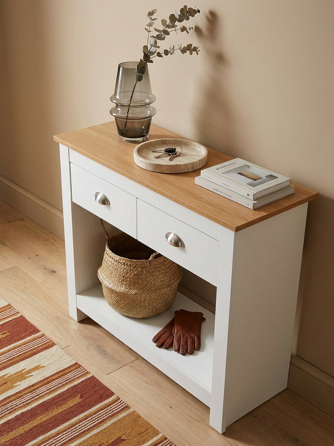 Makroaufnahme der pflegeleichten Tischplatte in Eiche-Optik, die detaillierte Holzmaserung des modernen Konsolentisches._