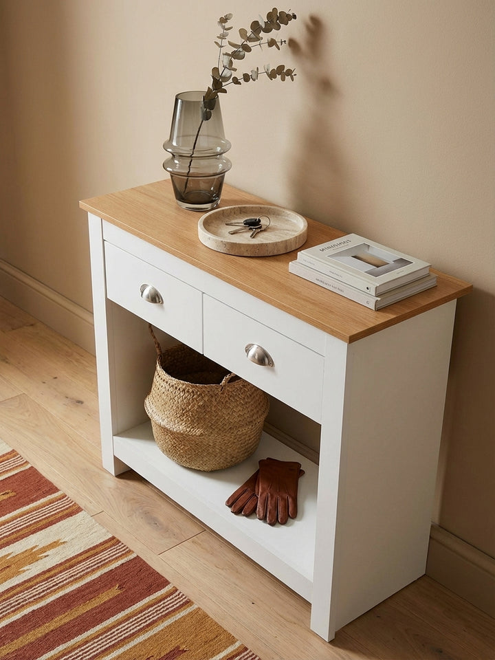 Makroaufnahme der pflegeleichten Tischplatte in Eiche-Optik, die detaillierte Holzmaserung des modernen Konsolentisches._