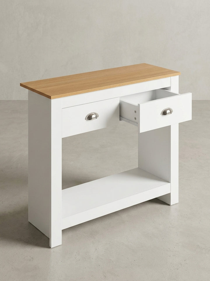 Nahaufnahme eines silbernen Muschelgriffs aus Aluminium an der Schublade des weißen Konsolentisches im modernen Landhausstil._