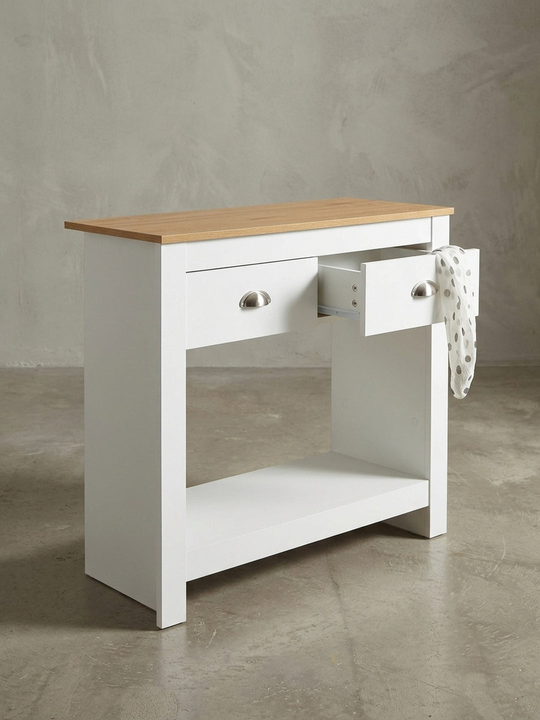 Konsolentisch mit geöffneter Schublade, der den praktischen Stauraum für den Flur im Inneren der weißen Anrichte zeigt._