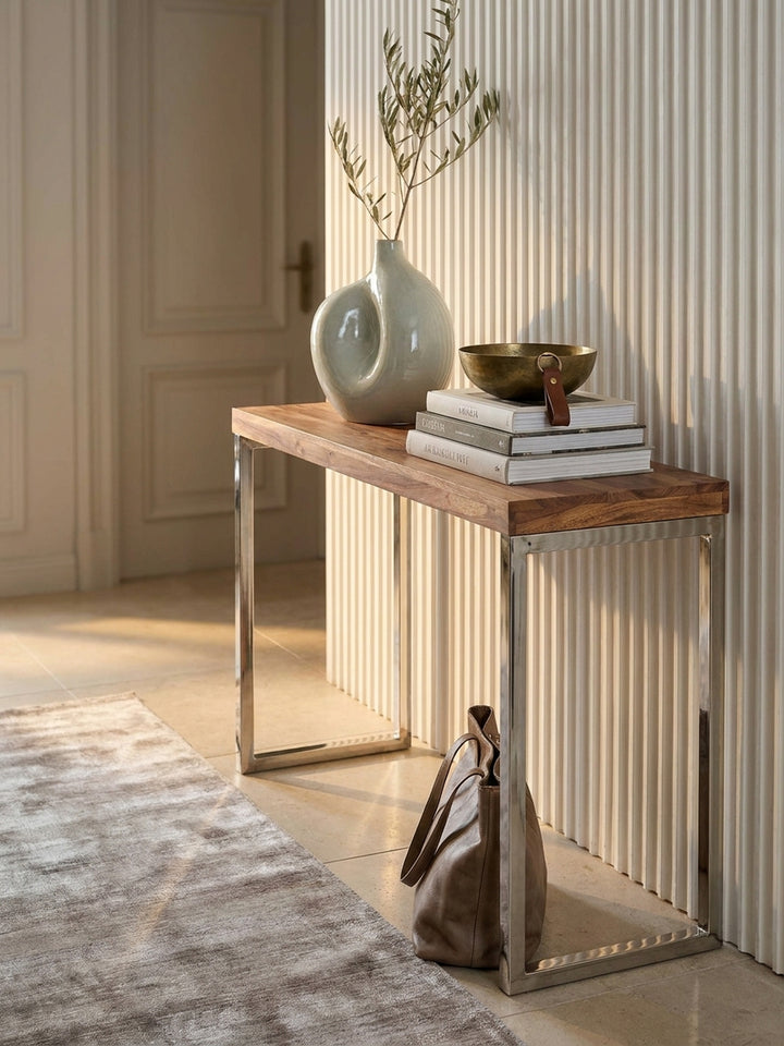Konsolentische aus honigfarbenem Akazie-Massivholz im Einsatz Home Office dekoriert mit Styling-Accessoires Wohnatmosphäre mit Ablagefach gemütlich eingerichtet Wohnen Einrichtung Interior_