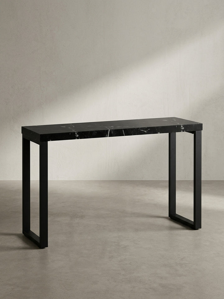 Seitenprofil des schmalen Flurtisches, das die Tiefe von 40 cm und die minimalistische Silhouette der pulverbeschichteten Eisenbeine hervorhebt._