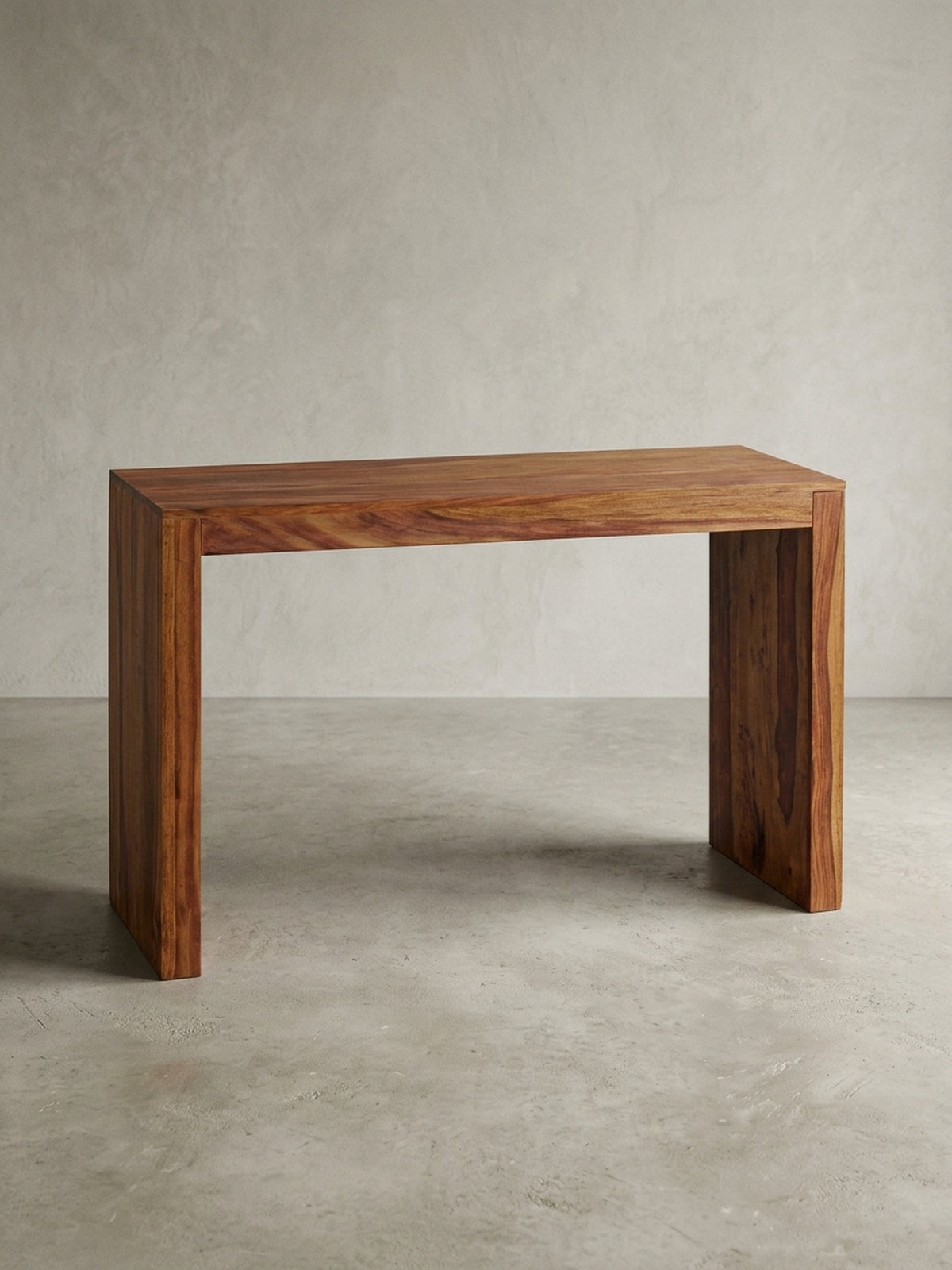 Konsolentische aus warmem Sheesham-Massivholz mit markanter Maserung mit Ablagefach auf neutralem Betonhintergrund Frontalansicht 40x115x75 cm_