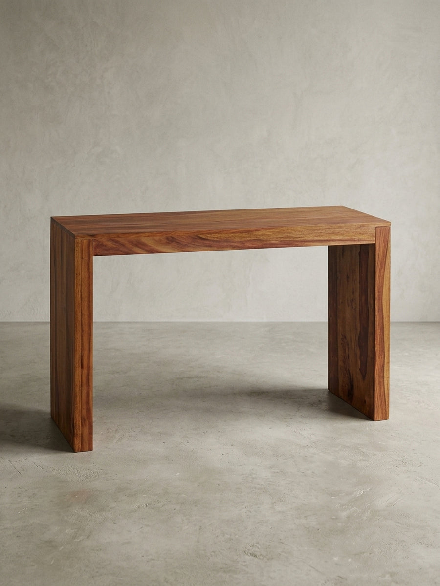 Konsolentische aus warmem Sheesham-Massivholz mit markanter Maserung mit Ablagefach auf neutralem Betonhintergrund Frontalansicht 40x115x75 cm_