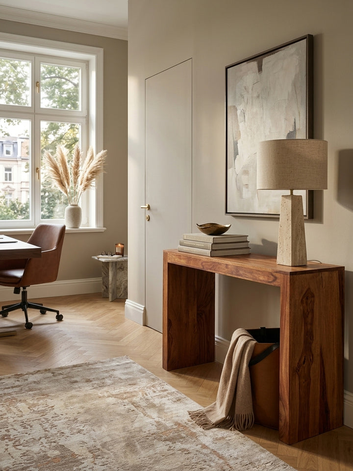 Konsolentische aus warmem Sheesham-Massivholz mit markanter Maserung mit Ablagefach in modernem Home Office mit Teppich und stimmungsvoller Beleuchtung 40x115x75 cm_