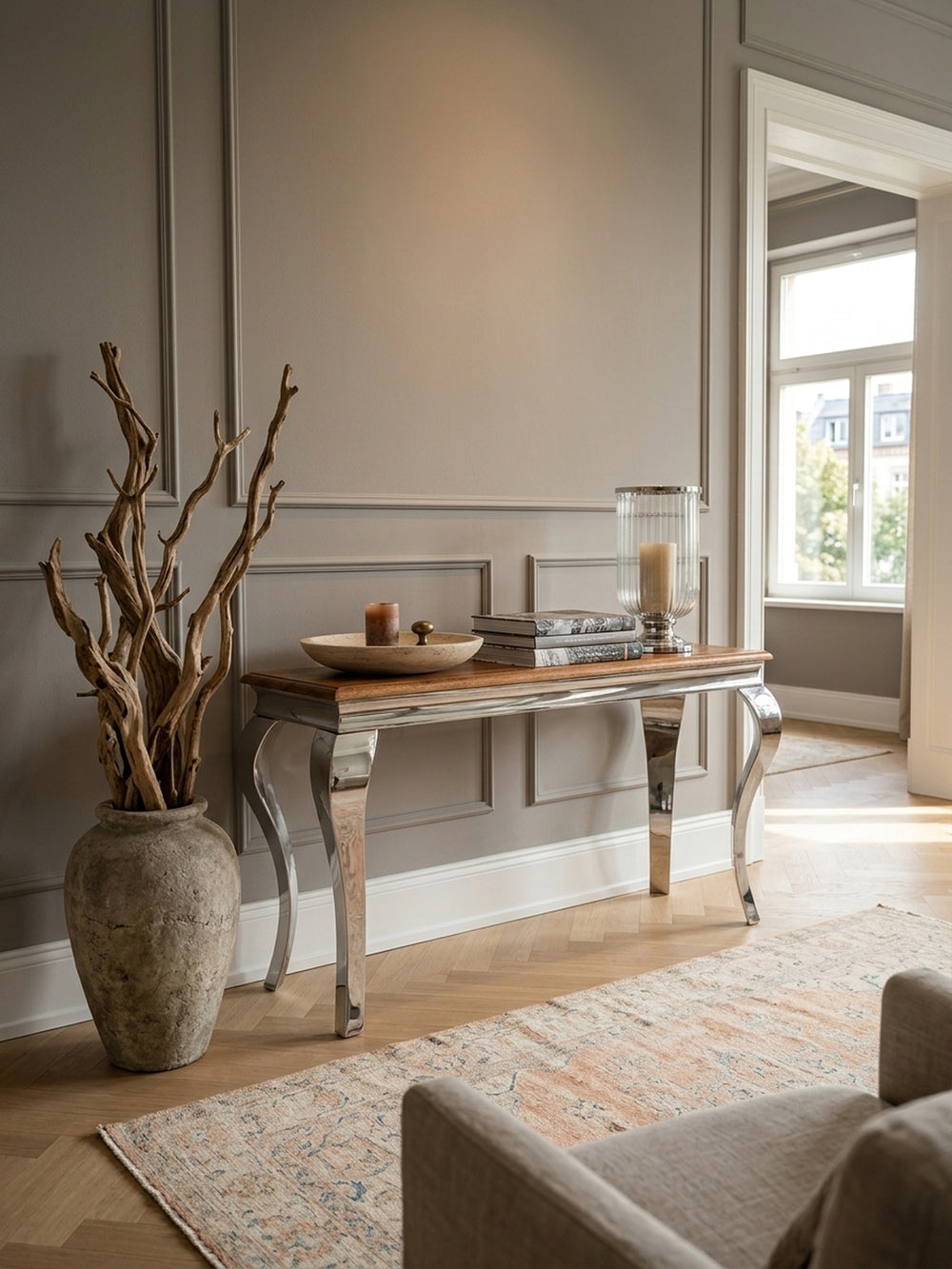 Luxuriöser Konsolentisch aus Sheesham Massivholz im eleganten Flur. Der 130x42 cm breite Flurtisch mit geschwungenen Edelstahlbeinen im Barockstil prägt das stilvolle Entrée._