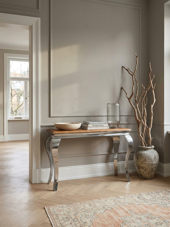 Draufsicht auf den schmalen Wandtisch im Wohnzimmer. Die markante Maserung der Sheesham-Holzplatte des 42cm tiefen Konsolentisches harmoniert mit der exklusiven Raumdekoration._