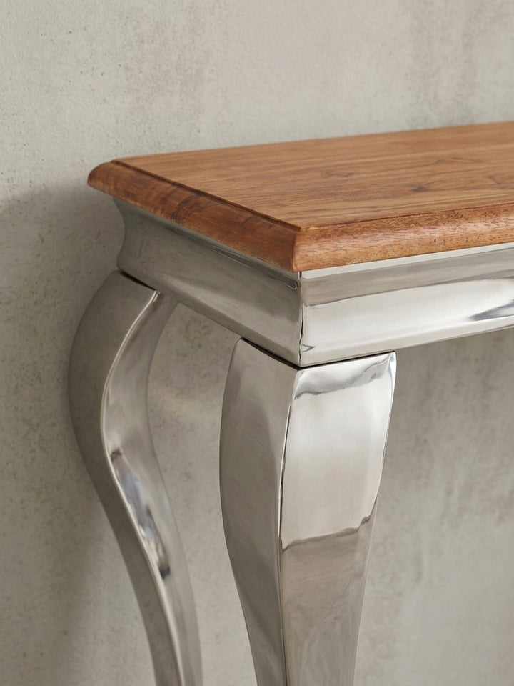 Detailaufnahme der glänzenden Edelstahlbeine. Die aufwendig geformten Barock-Füße des Konsolentisches bieten maximale Stabilität bis 50kg und setzen luxuriöse Glanzpunkte im Raum._