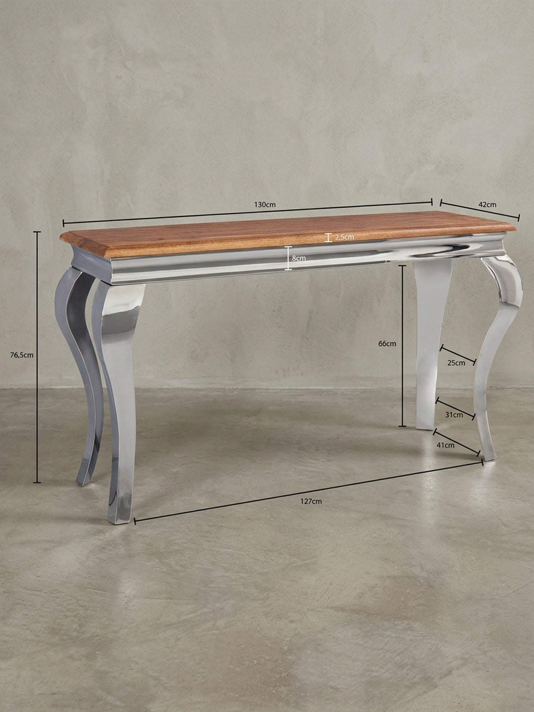 Rückwärtige Detailansicht der Metallkonstruktion. Der Edelstahl-Flurtisch zeigt präzise Übergänge zwischen der Sheesham-Holzplatte und den hochglanzpolierten Barock-Tischbeinen._