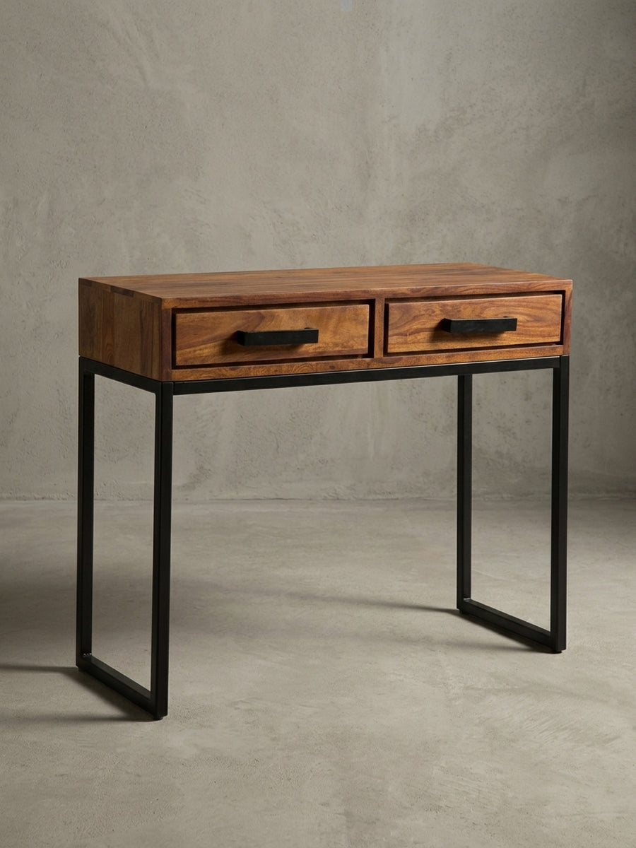 Seitenansicht des Industrial Konsolentisches, die seine schlanke Silhouette mit 36 cm Tiefe und die stabile Konstruktion des Metallrahmens hervorhebt._