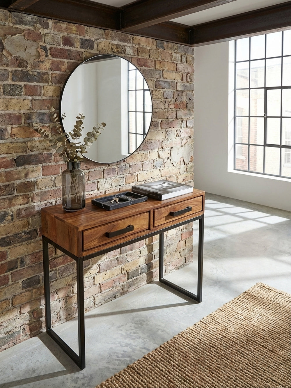 Von oben fotografierter schmaler Flurtisch mit zwei Schubladen, perfekt arrangiert auf einem Jute-Teppich in einem minimalistischen Eingangsbereich._