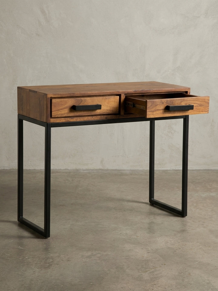 Gesamtansicht des puristischen Konsolentisches aus Massivholz und Metall, dessen Design zeitlose Ästhetik und funktionale Eleganz verbindet._