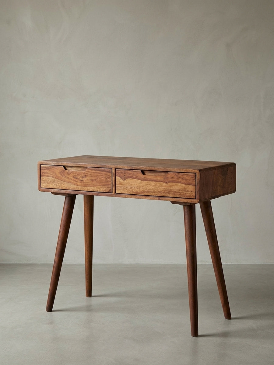 Vorderansicht des modernen Konsolentischs aus Sheesham Massivholz. Der kompakte Schreibtisch 90x76x36cm zeigt zwei Schubladen mit Griffmulden und konisch zulaufende Retro-Beine._