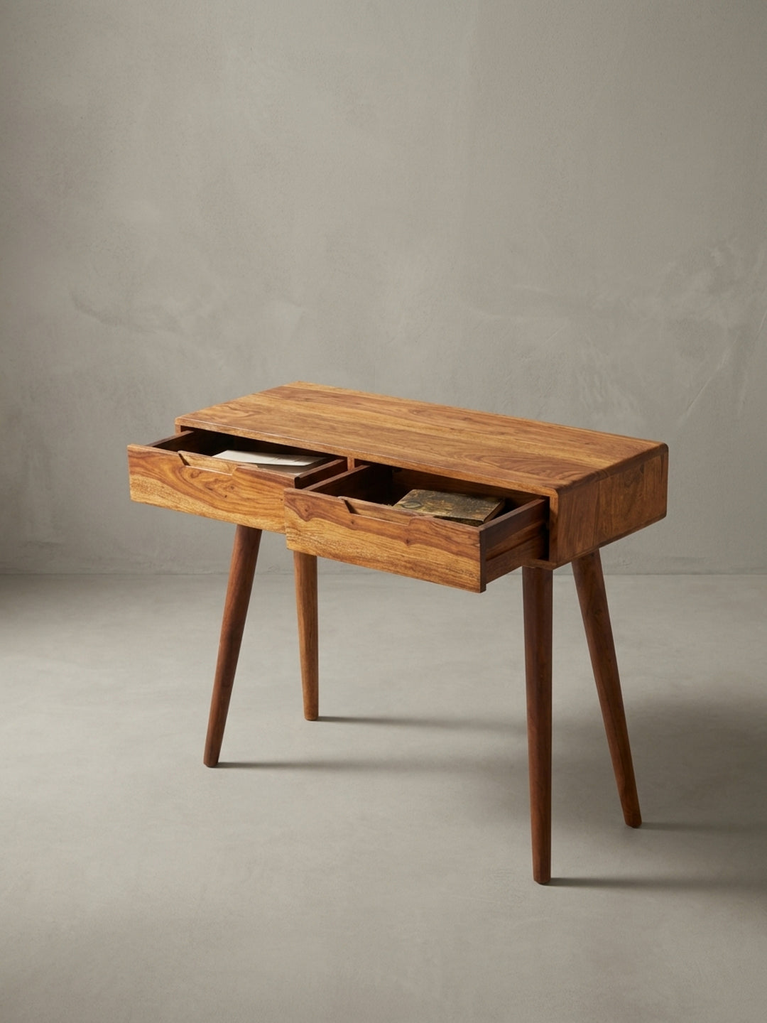 Detailansicht der leicht geöffneten Schubladen des Holztischs. Der kleine Landhaus Schreibtisch bietet praktischen Stauraum, perfekt als eleganter Ablagetisch im Eingangsbereich._