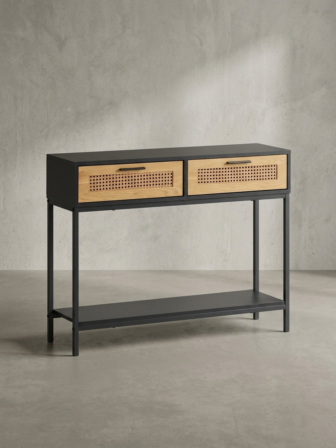Der komplette Konsolentisch aus MDF und Polyrattan im Industrial-Boho-Mix, perfekt als Anrichte für den modernen Flur._