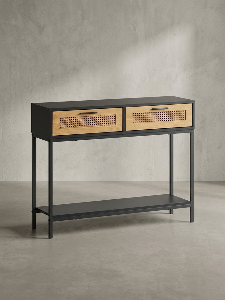 Der komplette Konsolentisch aus MDF und Polyrattan im Industrial-Boho-Mix, perfekt als Anrichte für den modernen Flur._